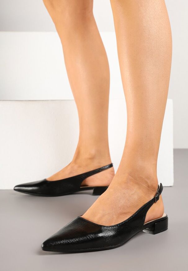 Renee - Czarne Sandały Typu Slingback ze Szpiczastym Noskiem Pilliane. Okazja: na co dzień, na imprezę. Nosek buta: szpiczasty. Zapięcie: sprzączka. Kolor: czarny. Materiał: jeans. Wzór: aplikacja. Styl: casual