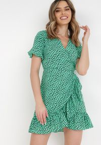 Born2be - Zielona Sukienka Aegomene. Kolor: zielony. Materiał: tkanina. Długość rękawa: krótki rękaw. Wzór: nadruk. Typ sukienki: kopertowe. Długość: mini