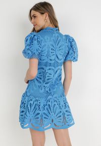 Born2be - Niebieska Sukienka Cilleis. Typ kołnierza: kołnierzyk stójkowy. Kolor: niebieski. Materiał: koronka. Wzór: ażurowy, aplikacja, koronka. Styl: elegancki. Długość: mini #4