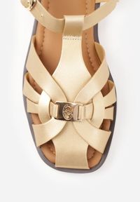Born2be - Złote Sandały VICES z Przeplatanymi Paskami i Elegancką Aplikacją Peticea. Okazja: na co dzień. Zapięcie: pasek. Kolor: złoty. Materiał: jeans. Wzór: aplikacja. Sezon: lato. Styl: elegancki #6