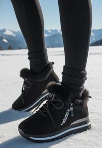 Born2be - Czarne Płaskie Sneakersy Ozdobione Futerkiem i Napisem Tarvina. Okazja: na co dzień. Zapięcie: sznurówki. Kolor: czarny. Materiał: futro. Wzór: napisy, aplikacja #1