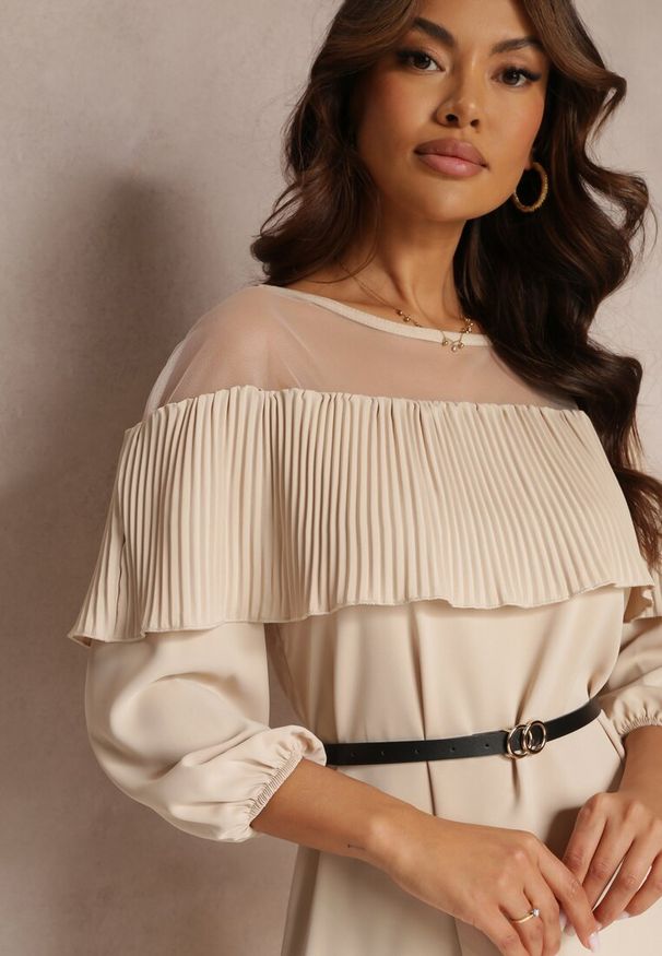 Renee - Beżowa Sukienka z Ozdobnym Dekoltem z Falbanką i Paskiem w Komplecie Loretia. Kolor: beżowy. Długość: mini