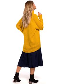 Polskie swetry - Sweter damski oversize asymetryczny sweter z wełną żólty. Okazja: do pracy, na spacer, na co dzień. Materiał: wełna. Długość rękawa: długi rękaw. Długość: krótkie. Sezon: jesień, zima. Styl: klasyczny, casual, elegancki #2