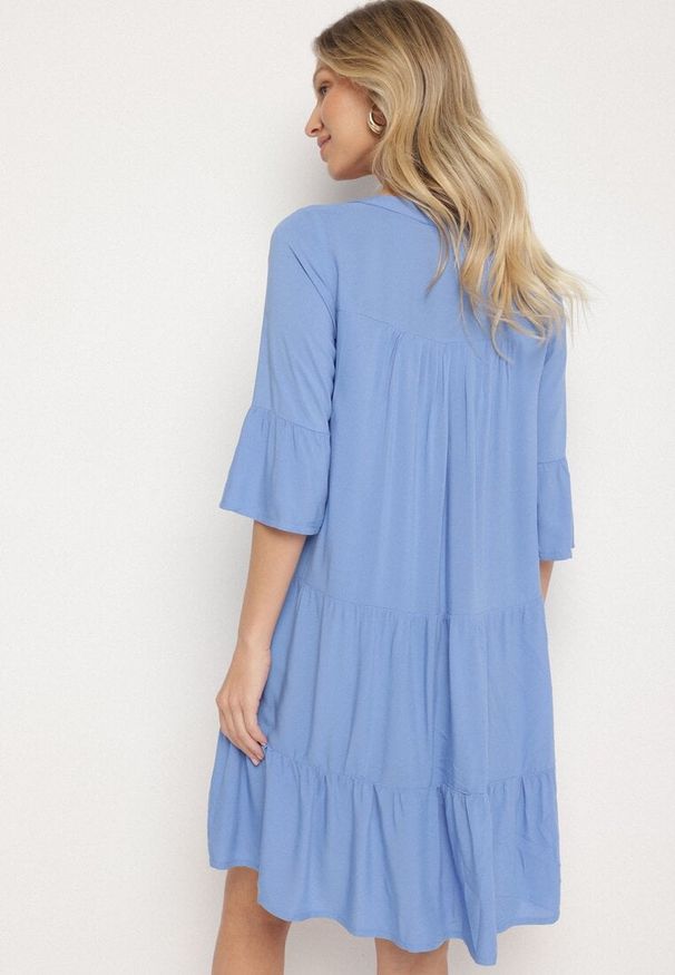 Born2be - Niebieska Rozkloszowana Sukienka z Wiskozy z Falbanami Izleia. Okazja: na co dzień. Kolor: niebieski. Materiał: wiskoza. Styl: elegancki, casual