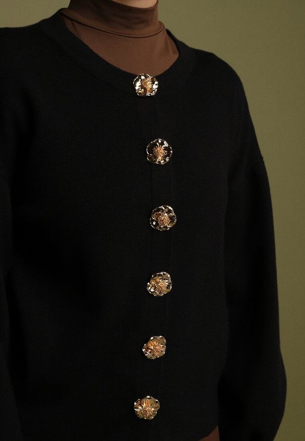 Born2be - Czarny Kardigan z Wiskozą z Ozdobnymi Napami i Bufiastymi Rękawami Acallte. Okazja: do pracy. Kolor: czarny. Materiał: wiskoza. Styl: elegancki, klasyczny