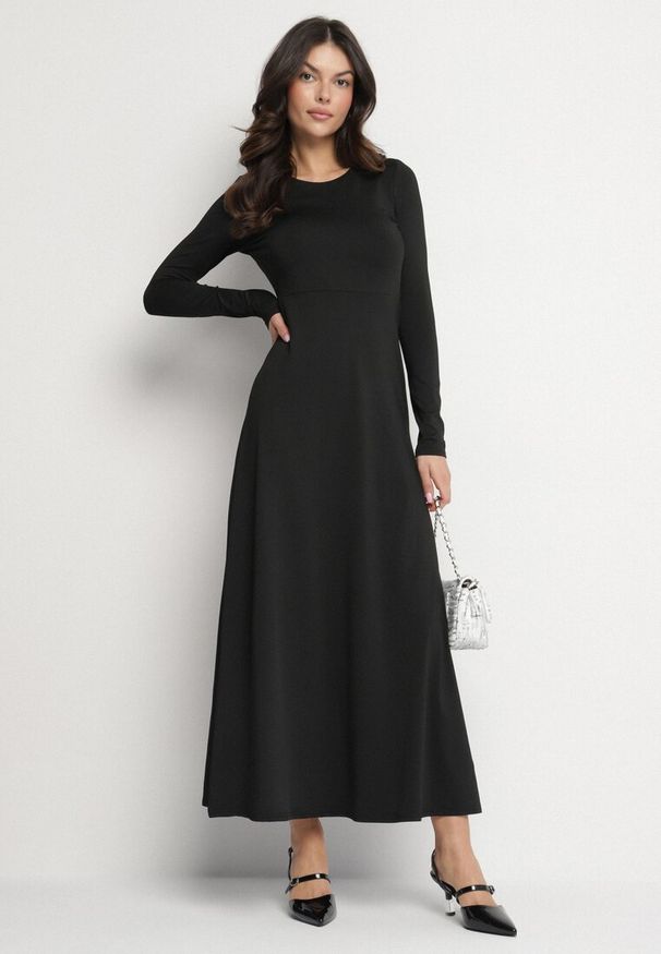 Born2be - Czarna Rozkloszowana Sukienka z Wiskozą z Odkrytymi Plecami i Wiązaniem Irellisa. Okazja: na co dzień. Kolor: czarny. Materiał: wiskoza. Styl: elegancki, casual