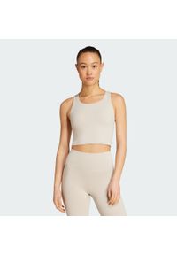Adidas - Top z wbudowanym biustonoszem o średnim wsparciu adidas All Me. Kolor: beżowy. Materiał: materiał. Sport: joga i pilates #1