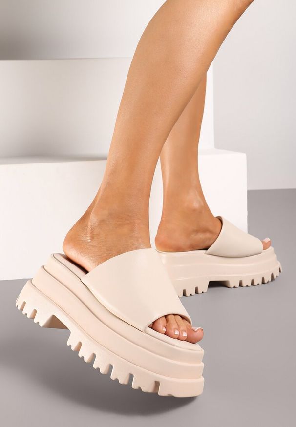 Renee - Beżowe Klapki na Wysokiej Platformie z Wycięciami Gassia. Okazja: na co dzień, na spacer. Kolor: beżowy. Materiał: len. Obcas: na platformie. Styl: wakacyjny, casual