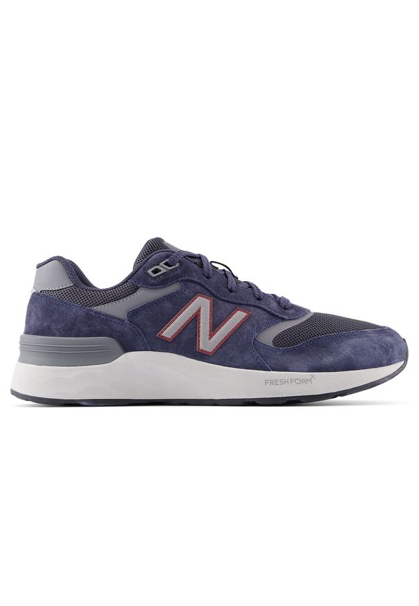 Buty męskie New Balance MW880BC7 – granatowe. Okazja: na co dzień, na spacer. Kolor: niebieski. Materiał: zamsz, guma. Szerokość cholewki: normalna. Sport: turystyka piesza, fitness