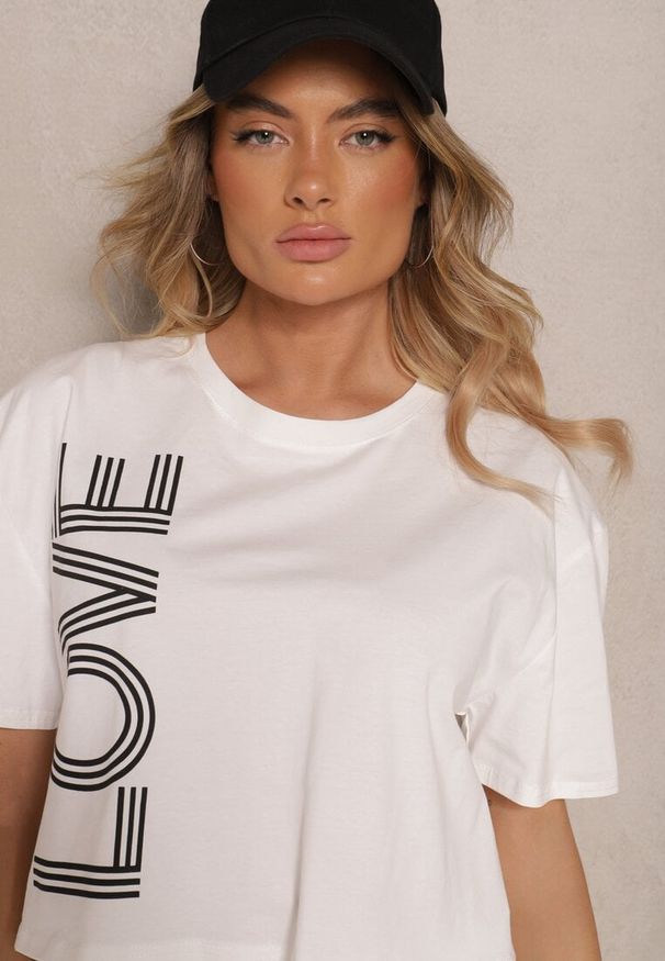 Renee - Biały T-shirt z Bawełny o Krótkim Kroju Ozdobiony Napisem Sannovia. Okazja: na co dzień. Kolor: biały. Materiał: bawełna. Długość: krótkie. Wzór: napisy, aplikacja. Styl: klasyczny, casual