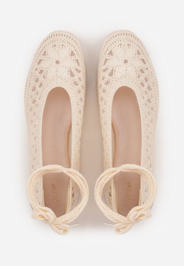 Renee - Beżowe Boho Balerinki VICES z Szydełkową Cholewką i Wiązaniem Wokół Kostki Arriria. Okazja: na co dzień. Kolor: beżowy. Materiał: len. Szerokość cholewki: normalna. Wzór: aplikacja. Sezon: lato. Styl: boho