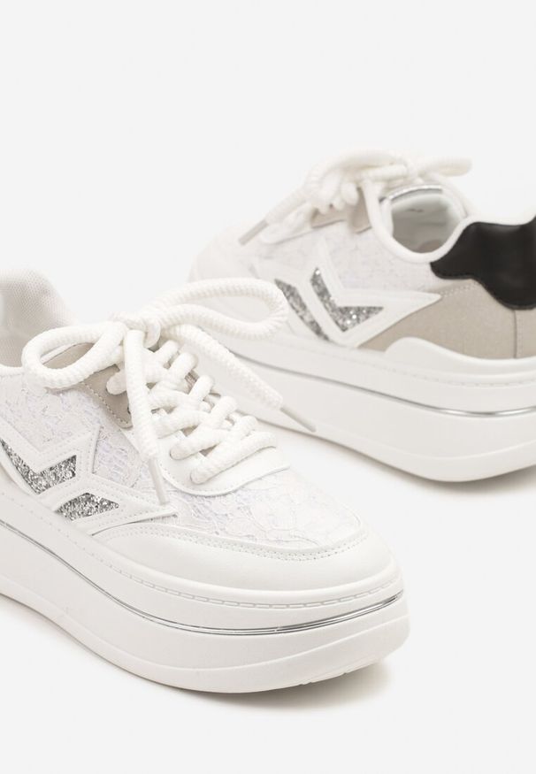 Renee - Białe Sneakersy na Platformie Ozdobione Gwiazdą Norlevi. Okazja: na co dzień. Kolor: biały. Wzór: aplikacja. Obcas: na platformie