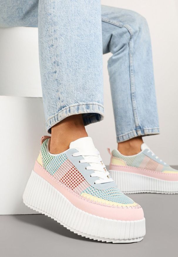 Born2be - Różowo-Niebieskie Sneakersy na Grubej Podeszwie z Tłoczeniami Zdobione Przeszyciami Falinia. Okazja: na co dzień. Kolor: różowy. Materiał: jeans. Wzór: aplikacja