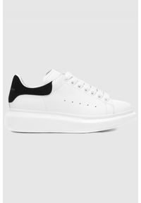 Alexander McQueen - ALEXANDER MCQUEEN Białe sneakersy damskie z czarnym napiętkiem. Kolor: biały. Materiał: zamsz, skóra. Szerokość cholewki: normalna