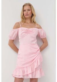 Guess sukienka kolor różowy mini prosta. Okazja: na co dzień. Kolor: różowy. Materiał: tkanina. Długość rękawa: na ramiączkach. Typ sukienki: proste. Styl: casual. Długość: mini #1