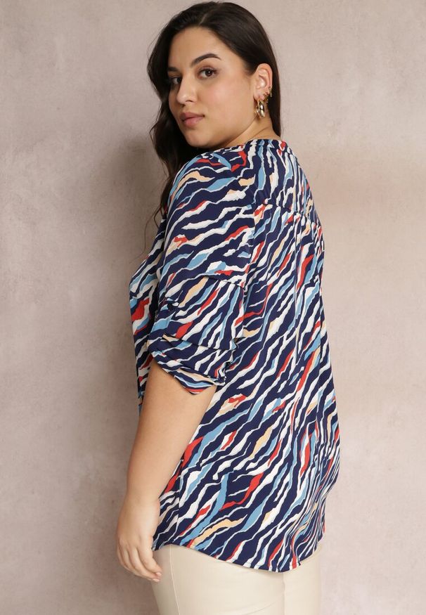 Renee - Granatowa Bluzka z Trójkątnym Dekoltem i Podwijanymi Rękawami Zaeleigh. Okazja: na co dzień. Kolekcja: plus size. Kolor: niebieski. Materiał: jeans. Styl: casual