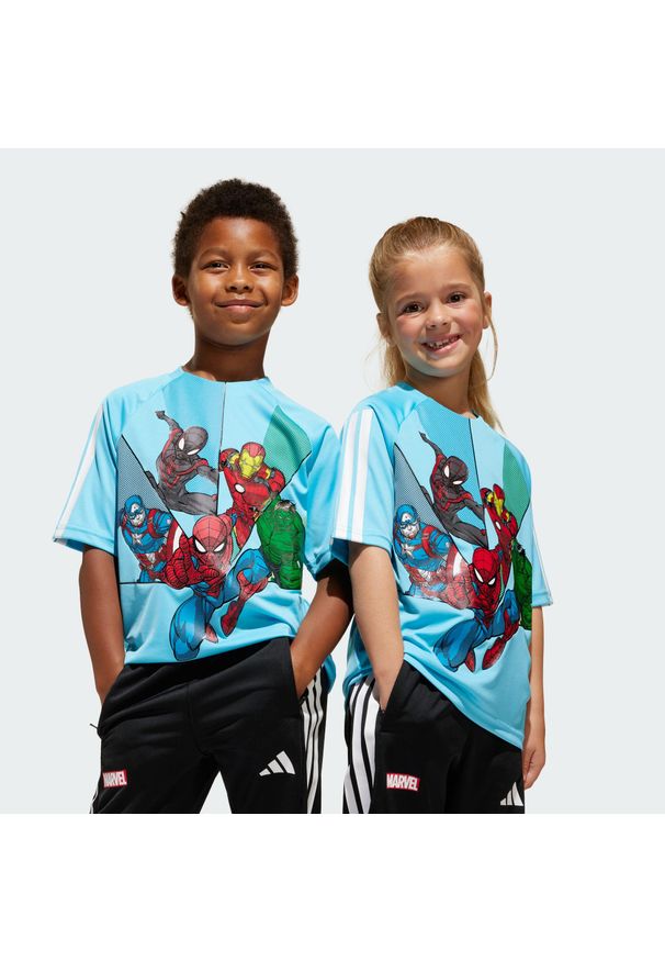 Koszulka Adidas Marvel Spider-Man. Kolor: niebieski, biały, wielokolorowy. Materiał: materiał. Wzór: motyw z bajki. Sport: joga i pilates