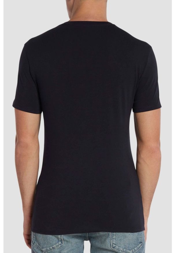 Guess - GUESS Granatowy męski t-shirt z małym logo. Okazja: na co dzień. Typ kołnierza: dekolt w serek. Kolor: niebieski. Materiał: bawełna, elastan. Długość rękawa: krótki rękaw. Długość: krótkie. Styl: elegancki, casual