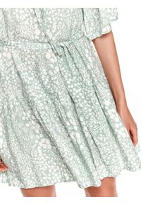 TOP SECRET - Luźna sukienka z kimonowym rękawem. Typ kołnierza: dekolt w serek. Kolor: zielony. Materiał: dzianina. Wzór: nadruk. Długość: mini #6