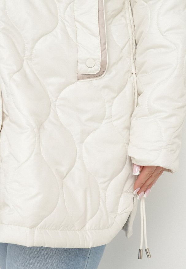 Born2be - Jasnobeżowa Kurtka Pudełkowa z Pikowaniem i Odpinanym Kapturem Annaloria. Okazja: na co dzień, na spacer. Kolekcja: plus size. Kolor: beżowy. Styl: casual
