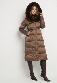 Born2be - Brązowa Długa Kurtka Puchowa z Pikowanymi Przeszyciami i Kapturem z Futrem Zevea. Okazja: na spacer, na co dzień. Kolor: brązowy. Materiał: futro, puch. Długość: długie. Styl: casual, elegancki #1