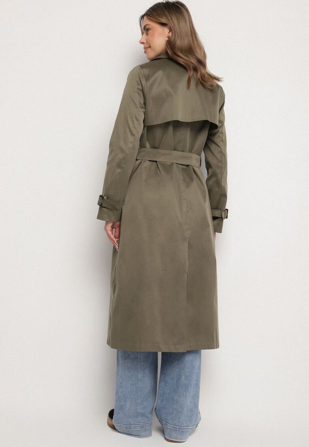 Born2be - Zielony Płaszcz Trencz Dwurzędowy Ozdobiony Paskiemz Klamrą Tinbella. Okazja: na co dzień. Kolor: zielony. Materiał: jeans. Wzór: aplikacja. Styl: elegancki, casual, klasyczny