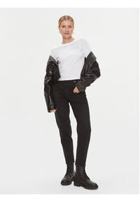 Calvin Klein Jeans Bluzka Embro Badge J20J222884 Biały Regular Fit. Kolor: biały. Materiał: bawełna