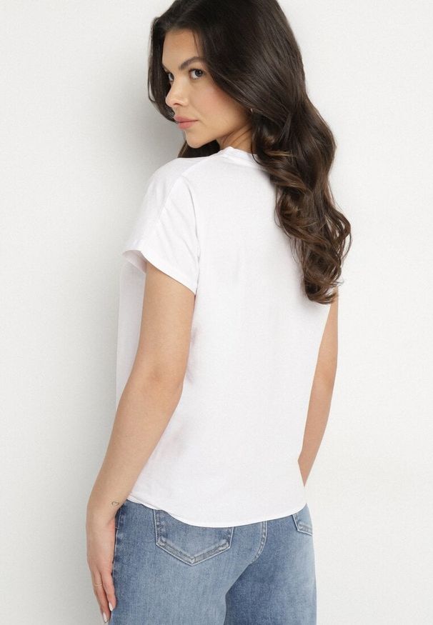 Born2be - Biały T-shirt z Bawełny z Ozdobnym Wiązaniem Sunitra. Okazja: na co dzień, na spotkanie biznesowe. Kolor: biały. Materiał: bawełna. Sezon: lato, wiosna. Styl: biznesowy, klasyczny, casual