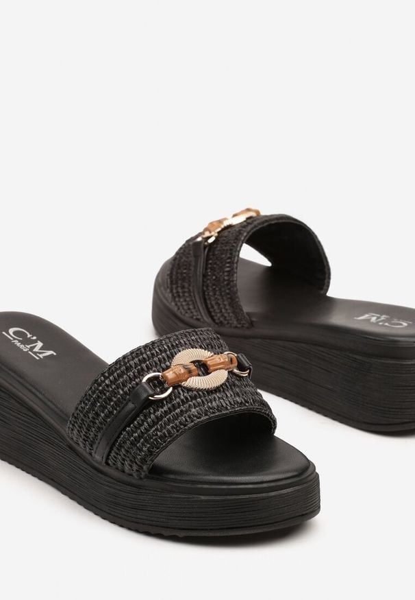 Renee - Czarne Klapki na Koturnie z Metaliczną Ozdobą Norvesin. Okazja: na co dzień. Kolor: czarny. Materiał: jeans. Wzór: aplikacja. Obcas: na koturnie. Styl: casual, elegancki. Wysokość obcasa: średni