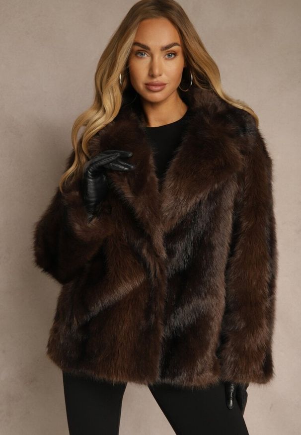 Renee - Brązowa Jednorzędowa Kurtka Futerko z Szerokim Kołnierzem Tesandra. Okazja: na co dzień. Kolor: brązowy. Materiał: futro. Styl: casual, klasyczny, retro