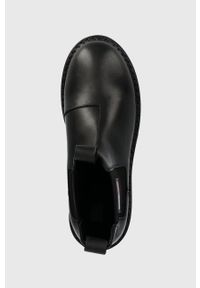 Tommy Jeans sztyblety skórzane TJW URBAN CHELSEA damskie kolor czarny na platformie EN0EN02298. Nosek buta: okrągły. Kolor: czarny. Materiał: skóra. Obcas: na platformie #4