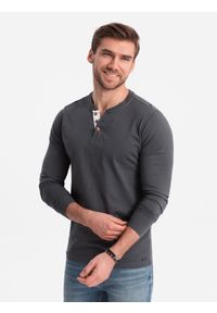 Ombre Clothing - Męski longsleeve z guzikami przy dekolcie - grafitowy V9 - Rozmiar: L. Okazja: na co dzień. Kolor: szary. Materiał: bawełna, jersey, dzianina. Długość rękawa: długi rękaw. Wzór: aplikacja. Styl: klasyczny, casual
