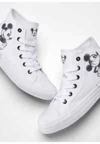 bonprix - Wysokie sneakersy z motywem Myszki Miki z bawełnianej kanwy. Kolor: biały. Materiał: bawełna #2