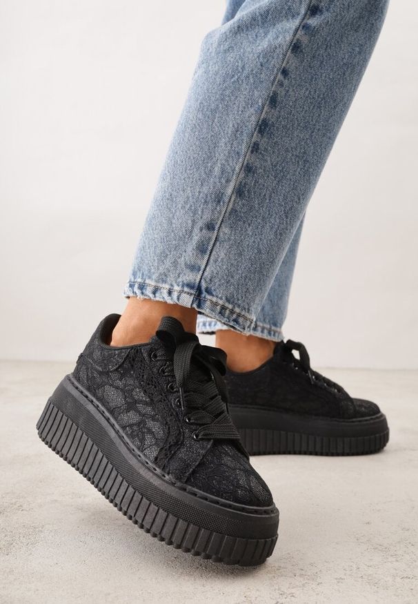 Renee - Czarne Koronkowe Sneakersy na Platformie z Tłoczeniem i Brokatem Phisnell. Okazja: na co dzień. Kolor: czarny. Materiał: koronka. Obcas: na platformie