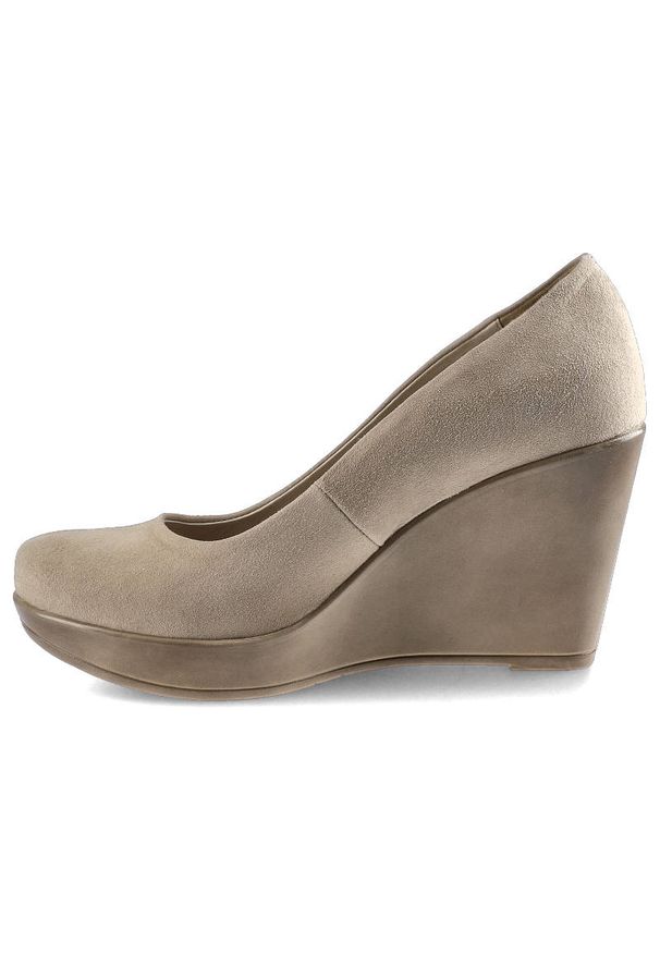 Czółenka damskie Karino, zamszowe koturny z pełnym noskiem i wygodną jednolitą platformą, beżowe, 1224-001-P. Okazja: na co dzień, na spotkanie biznesowe, do pracy. Zapięcie: bez zapięcia. Kolor: beżowy. Materiał: zamsz, skóra. Szerokość cholewki: normalna. Wzór: jednolity. Obcas: na koturnie. Styl: casual, biznesowy, klasyczny, elegancki