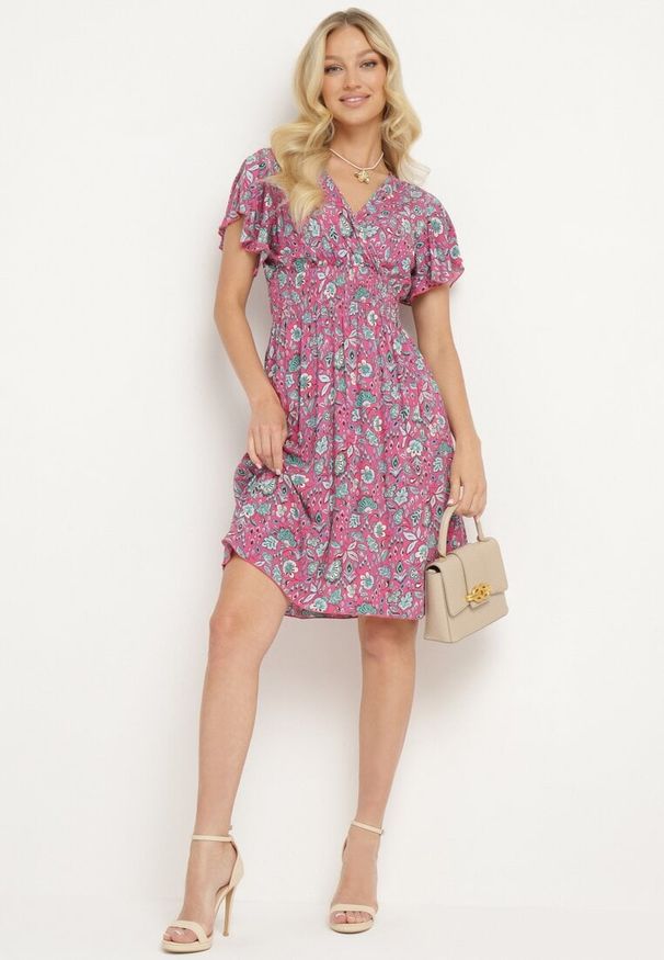 Born2be - Różowa Wiskozowa Sukienka w Kwiaty z Trójkątnym Dekoltem i Gumką w Talii Tivara. Okazja: na co dzień, na randkę. Kolor: różowy. Materiał: wiskoza. Wzór: kwiaty. Sezon: lato. Styl: elegancki, casual