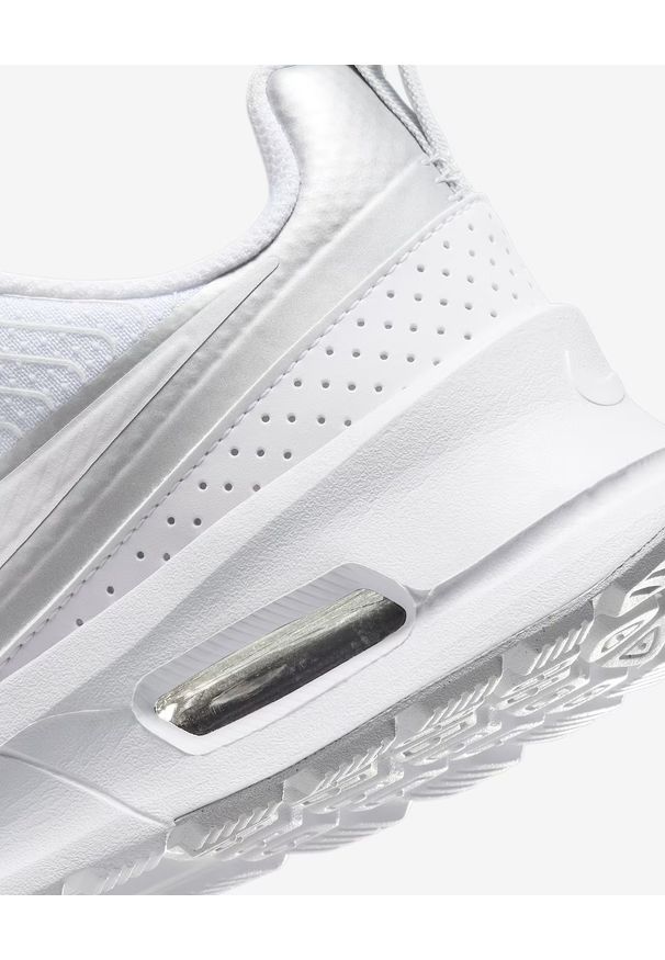 Nike - NIKE AIR MAX NUAXIS Sneakersy damskie. Okazja: na co dzień, na spacer, do pracy. Kolor: biały. Materiał: materiał, guma. Szerokość cholewki: normalna. Model: Nike Air Max. Sport: turystyka piesza