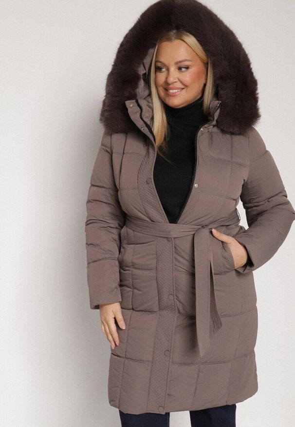 Born2be - Brązowa Pikowana Kurtka z Kapturem z Futrem i Wiązanym Paskiem Mevinatia. Okazja: na co dzień. Typ kołnierza: kaptur. Kolekcja: plus size. Kolor: brązowy. Materiał: futro. Styl: casual, klasyczny
