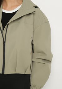 Born2be - Zielona Kurtka Wiatrówka o Kroju Oversize Natilessa. Okazja: na spacer, na co dzień. Kolor: zielony. Materiał: jeans. Długość rękawa: długi rękaw. Długość: długie. Sezon: wiosna. Styl: casual #6