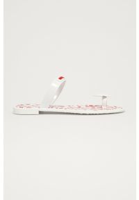 Love Moschino - Japonki. Kolor: biały. Materiał: materiał, guma. Obcas: na obcasie. Wysokość obcasa: niski