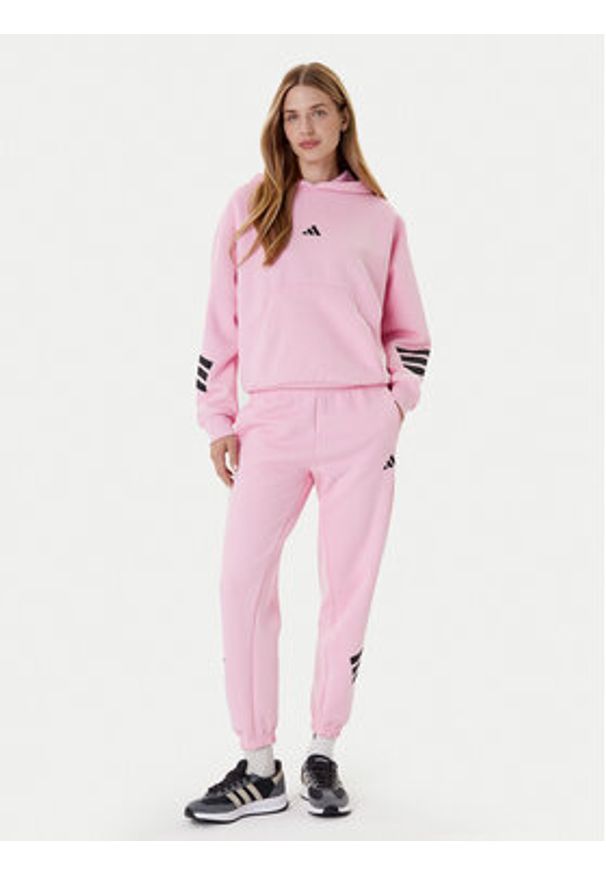 Adidas - adidas Bluza Future Icons 3-Stripes JE0183 Różowy Loose Fit. Kolor: różowy. Materiał: bawełna