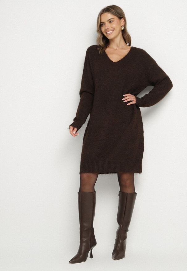 Born2be - Brązowa Dzianinowa Sukienka z Domieszką Wełny o Pudełkowym Kroju Esmerea. Okazja: na co dzień. Typ kołnierza: dekolt w kształcie V. Kolekcja: plus size. Kolor: brązowy. Materiał: dzianina, wełna. Długość rękawa: długi rękaw. Typ sukienki: dla puszystych. Styl: casual, klasyczny