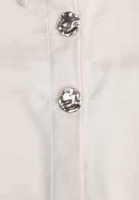 Renee - Jasnobeżowa Satynowa Koszula z Metalicznymi Guzikami w Eleganckim Stylu Lagulea. Kolor: beżowy. Materiał: satyna. Długość rękawa: długi rękaw. Długość: długie. Styl: elegancki #7