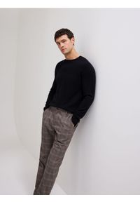 Reserved - Spodnie chino slim w kratę - ciemnobrązowy. Kolor: brązowy. Materiał: tkanina, wełna