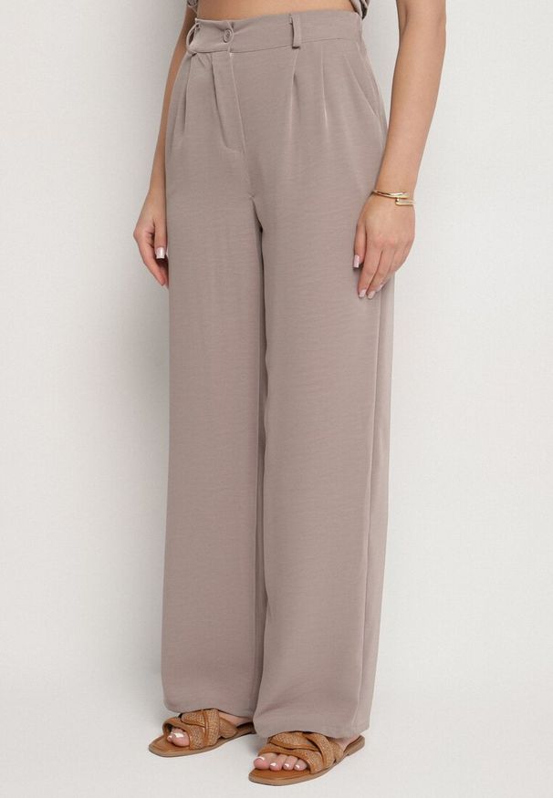 Born2be - Ciemnobeżowy Komplet Koszula z Asymetrycznym Wiązaniem i Szerokie Spodnie Filivara. Kolor: beżowy