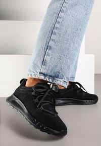 Renee - Czarne Zamszowe Sneakersy z Wkładką ze Skóry Naturalnej Dolavienne. Kolor: czarny. Materiał: zamsz, skóra. Szerokość cholewki: normalna