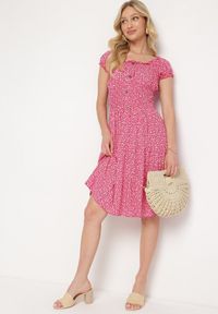 Born2be - Fuksjowa Bawełniana Sukienka w Drobne Kwiaty z Gumkami w Talii Fielita. Kolor: różowy. Materiał: bawełna. Długość rękawa: krótki rękaw. Wzór: kwiaty. Sezon: lato. Styl: elegancki #7