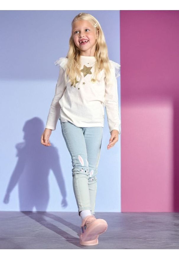 Sinsay - Koszulka z długimi rękawami - kremowy. Typ kołnierza: kołnierz z falbankami. Kolor: kremowy. Materiał: bawełna. Długość rękawa: długi rękaw. Długość: długie. Wzór: nadruk