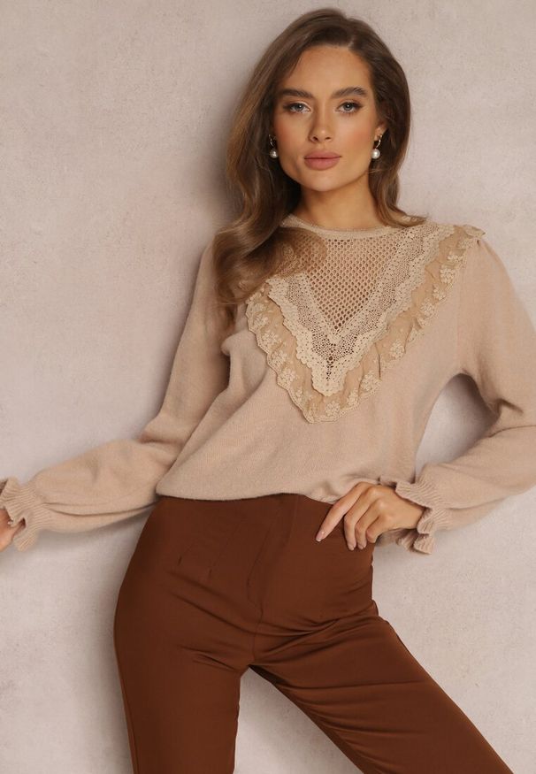 Renee - Beżowy Sweter z Falbankami i Ażurową Koronką Vegu. Typ kołnierza: kołnierz z falbankami. Kolor: beżowy. Materiał: koronka. Długość rękawa: długi rękaw. Długość: długie. Wzór: koronka, ażurowy. Styl: klasyczny