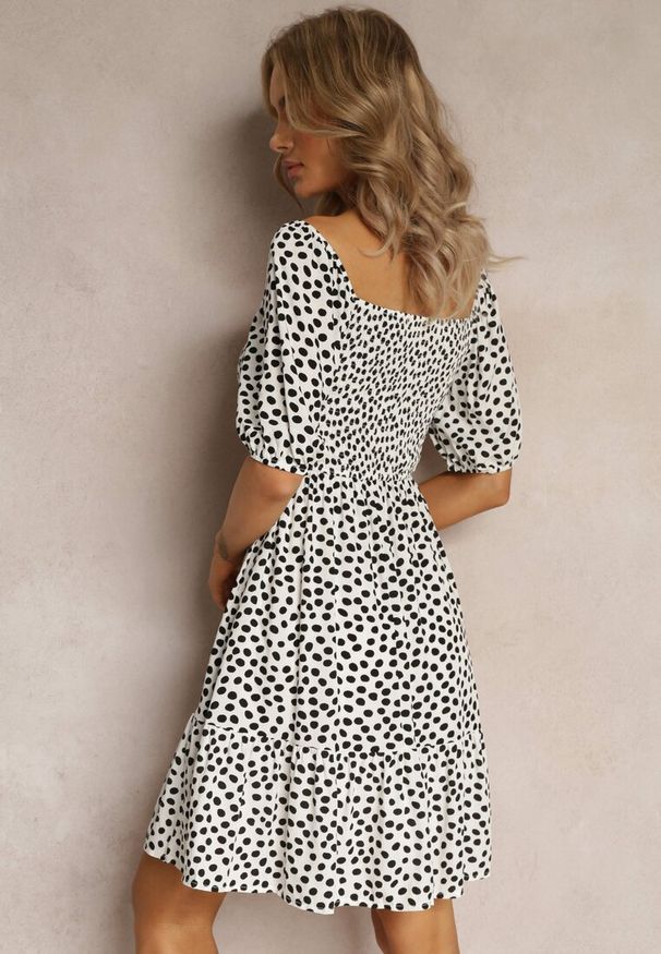 Renee - Biała Rozkloszowana Sukienka Mini w Kropki z Wiskozy Ozdobiona Falbanką Aulian. Kolor: biały. Materiał: wiskoza. Wzór: aplikacja, kropki. Długość: mini